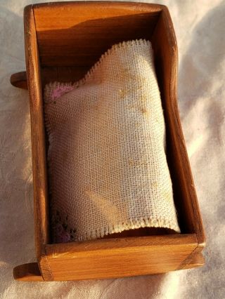 Vintage Dollhouse miniature wood cradle with blanket by Toncoss Sturbridge,  1:12 2