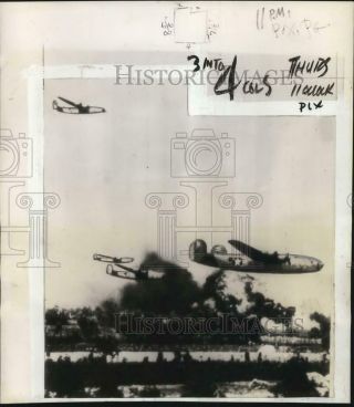 1943 Press Photo Us Bombers Sweep Low Over Refineries During Wwii In Romania