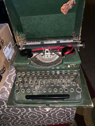 Green Royal Portable Typewriter 1930s Simulated Wood Grain Green
