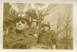 Wwii Photo - 35th Infantry Division - Us Army Medic Gis W/ Helmet Decals