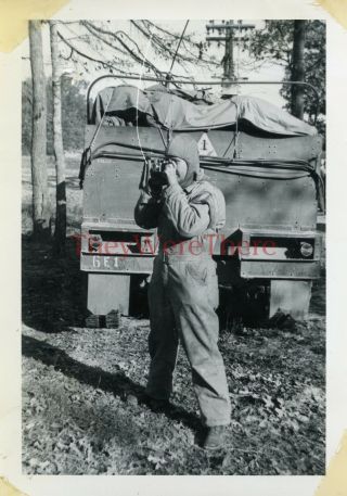 Wwii Photo - 1st Armored Division - Us Gi & Camera - M2 Half Track W/ 1ad Emblem