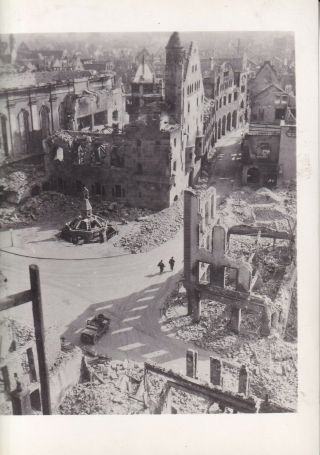 Wwii Photo Us Army Gis & Jeep In Bombed Ruins Of 1945 German City 105