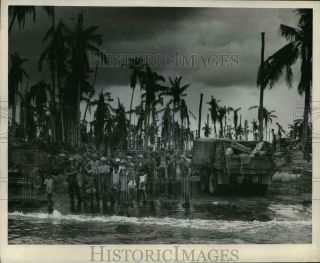 1944 Press Photo Filipino Youngsters Welcome Us Coast Guard To Leyte Island
