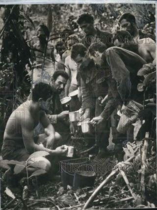 1942 Press Photo Us Soldiers Enjoy Hot Food After Wwii Battle In Guinea