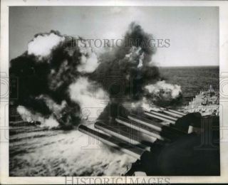 1943 Press Photo A Salvo Is Fired From The French Battleship Richelieu,  N Africa