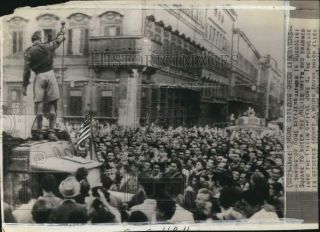 1944 Press Photo Crowd At Mussolini Square Cheer For Wwii Allied Forces In Italy