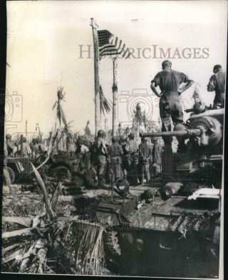 1944 Press Photo Us Soldiers Stand As " Old Glory " Is Raised Over Eniwetok Atoll