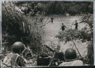 1944 Press Photo Gunners Cover Troops Advancing Across A River In Guinea