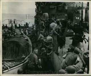 1945 Press Photo Crew Of Lst Struck By Japanese Bombs Scramble Aboard Other Ship