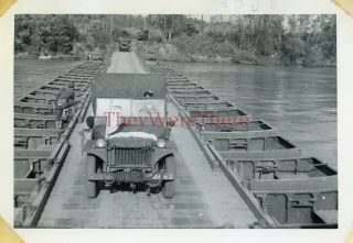 Wwii Photo - 1st Armored Division - Us Army Jeep Crosses River On Pontoon Bridge