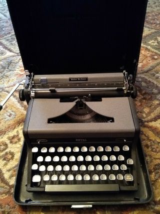 Vintage Royal Typewriter Quiet De Luxe Deluxe Portable W/ Carrying Case Nr