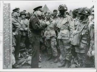 1944 Press Photo General Eisenhower Gives Orders To Paratroopers In England