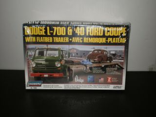 Dodge L - 700 With Flatbed Trailer Lindberg 2006 1/25 Scale Factory
