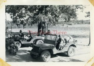 Wwii Photo - 1st Armored Division - Us Gis & Army Willys Mb/ Gpw Ford Jeep