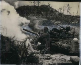 1945 Press Photo Wwii Troops On Tank Destroyer Shoot At Japanese In Okinawa