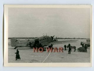 Wwii German War Photo Soldiers Close Luftwaffe Airplane Junkers Ju - 52 Winter