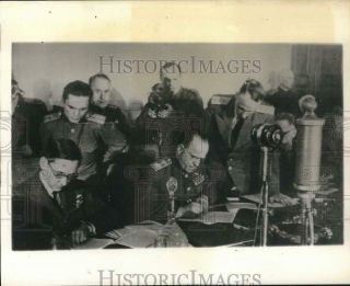 1945 Press Photo Sir Arthur Tedder And Officials Sign German Surrender,  Berlin