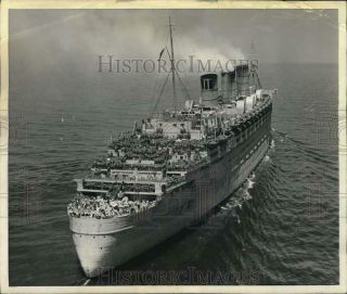 1945 Press Photo Wwii Us Troops On " Queen Mary " Transport Ship In York Bay