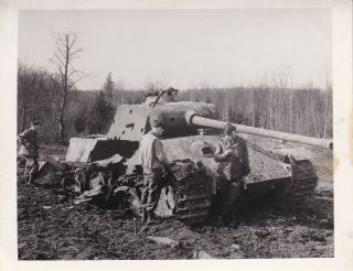 Wwii Photo American Gis With Ko German Panther Tank 1944 France Eto 92