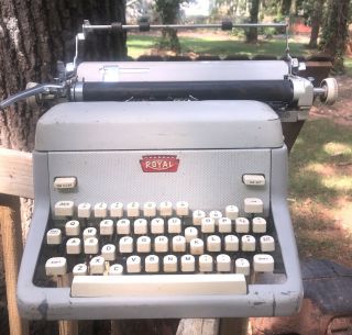 Vintage Gray Royal Quiet De Luxe Typewriter Or Repairs No