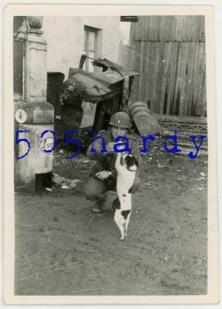 Wwii Us Gi Photo - 3482nd Ord Lt.  Feeds Mascot Candy By Gas Pump Pont - à - Mousson