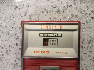 Vintage 1960 ' s Sinclair Dino Gasoline Gas Pump Red Transistor AM Radio. 2