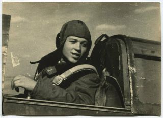 Wwii Press Photo: Russian Air Force Pilot In Aircraft Cockpit 16th Air Army 1944