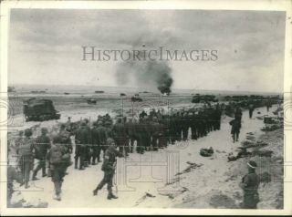 1944 Press Photo German Prisoners Line Up On A Beach For Transport To England