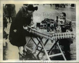 1942 Press Photo Of A Street Vendor Housewares In Marseilles,  France.