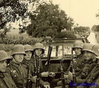 Ride To War Helmeted Wehrmacht Troops W/ Rifles & Mg - 13 Machine Gun In Truck