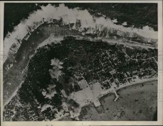 1943 Press Photo Emidj Marshall Islands Emijd Island Under Attack By Us