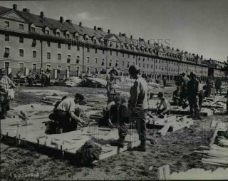 1945 Press Photo German Prisoners Build Bunks Under Us Seventh Army Engineers