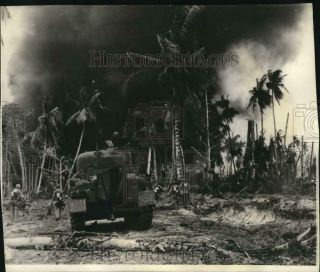 1944 Press Photo Us Troops On Kwajalein Atoll Advance Under Cover Of A Tank