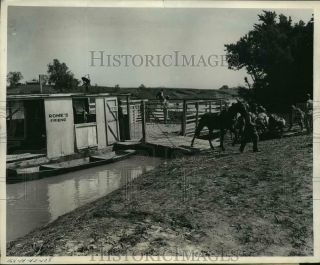 1943 Press Photo Us Soldiers Build A Pontoon Bridge Next To A Ferry In Tennessee