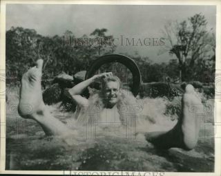 1944 Press Photo Cape Gloucester - - Marine Carter Enjoys Bath In A Jungle Stream