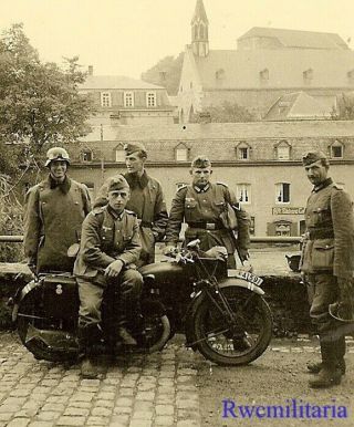 Wehrmacht Soldiers & Kradmelder W/ Motorcycle (41591) On Street In Town