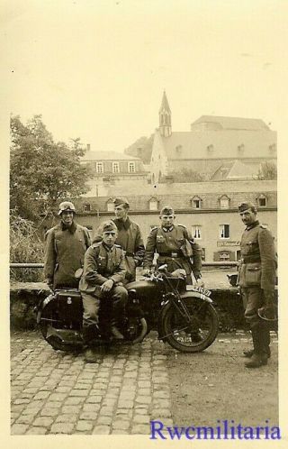 Wehrmacht Soldiers & Kradmelder w/ Motorcycle (41591) on Street in Town 2