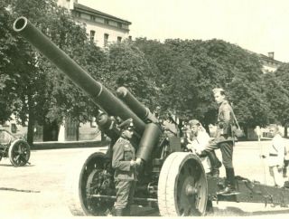 German 100mm Artillery Gun And Crew With Limber,  Photo Ww2