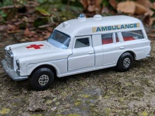 Lesney Matchbox K - 26 Speed Kings Mercedes Benz Ambulance W/ Patient & Blanket