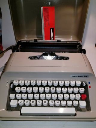 Vintage Underwood 319 Portable Typewriter W/case - Great