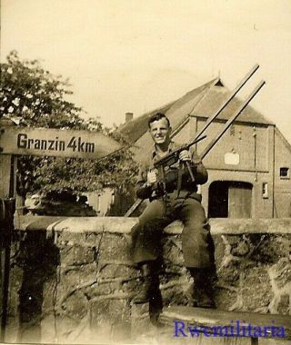 Fantastic Us Soldier Posed W/ M3 Sub - Mg On Wall Outside Granzin,  Germany 1945