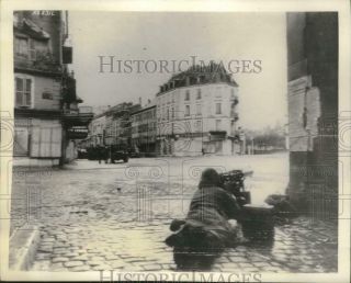 1944 Press Photo Wwii - - A Machine Gunner Covers The " Place Corbis " In France