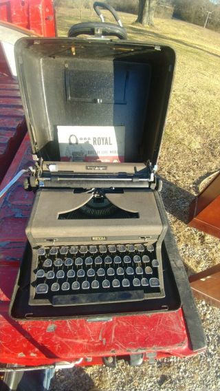Vintage Royal Quiet Deluxe De Luxe Portable Typewriter In Case Needs Cleaning