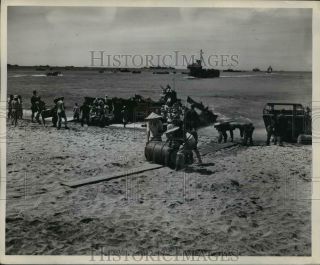 1945 Press Photo Filipinos Help American Forces Land & Unload On Luzon