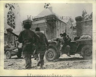 1944 Press Photo A German Prisoner Being Taken In The St.  Lo Town Square,  France