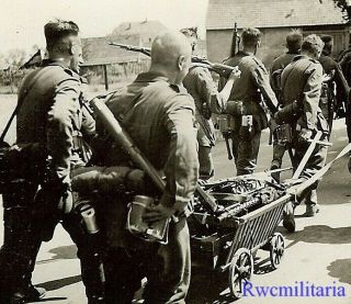 Move West Wehrmacht Combat Infantry Truppe W/ Machine Guns & Gear In Hand Cart
