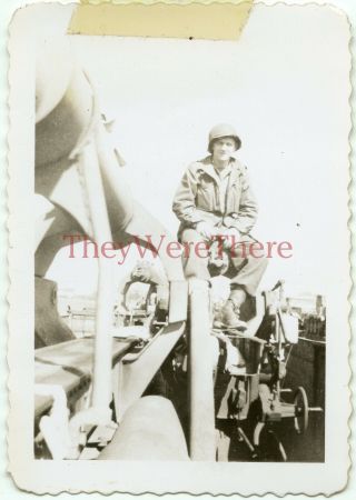 Wwii Photo - 30th Infantry Division - Us Army Gi On Captured German Train Cart