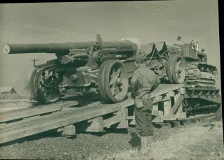 1941 - 2 Wwii 21st Fa 8x11 Photo Tractor Loads Artillery Gun Onto Train Car