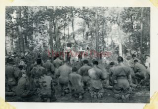 Wwii Photo - 1st Armored Division - Us Army Gis In Field Church Service - 2