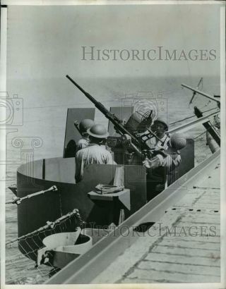 1942 Press Photo Wwii,  A Gun Crew Mans A 20mm Oerlikon Gun Aboard Uss Charger